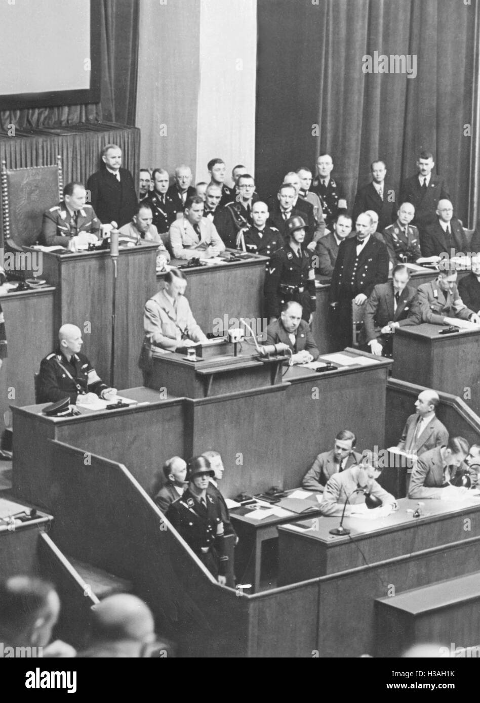 "Hitler's discours sur la ''putsch Roehm'' en face de l'Opéra Kroll dans le Reichstag à Berlin, 1934' Banque D'Images