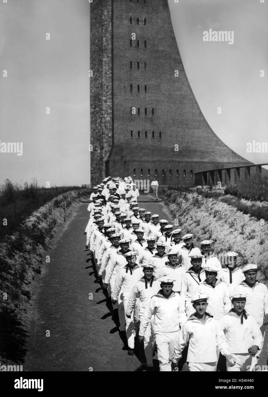 Les marins de la Kriegsmarine avant le mémorial naval de Laboe, 1936 Banque D'Images