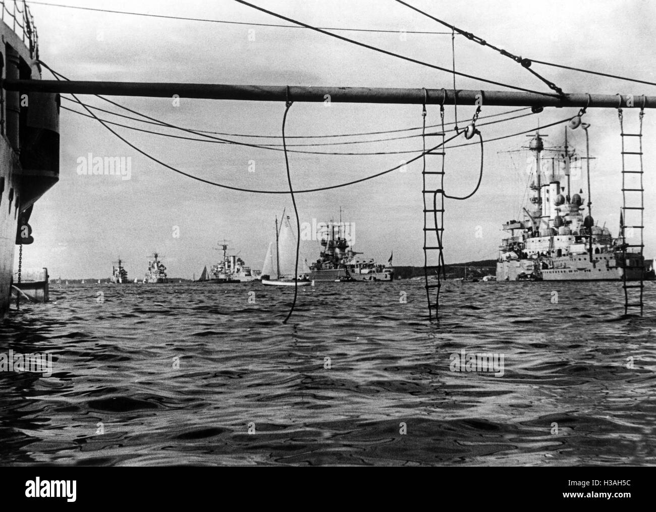Revue de la flotte après des exercices d'artillerie de la Kriegsmarine, 1935 Banque D'Images
