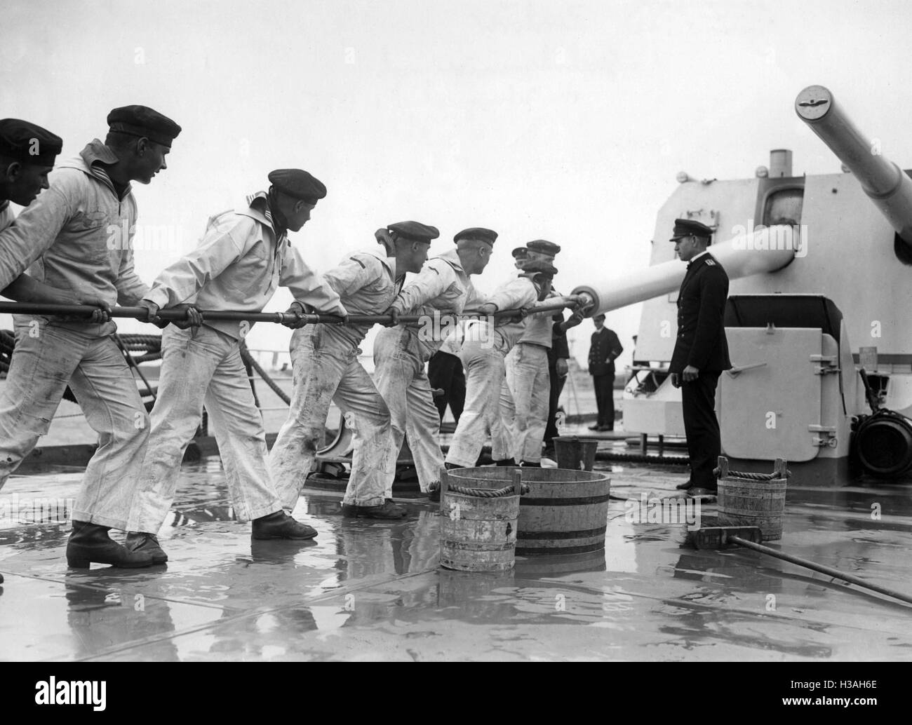 Des soldats de la Kriegsmarine nettoyer un fusil, 1935 Banque D'Images