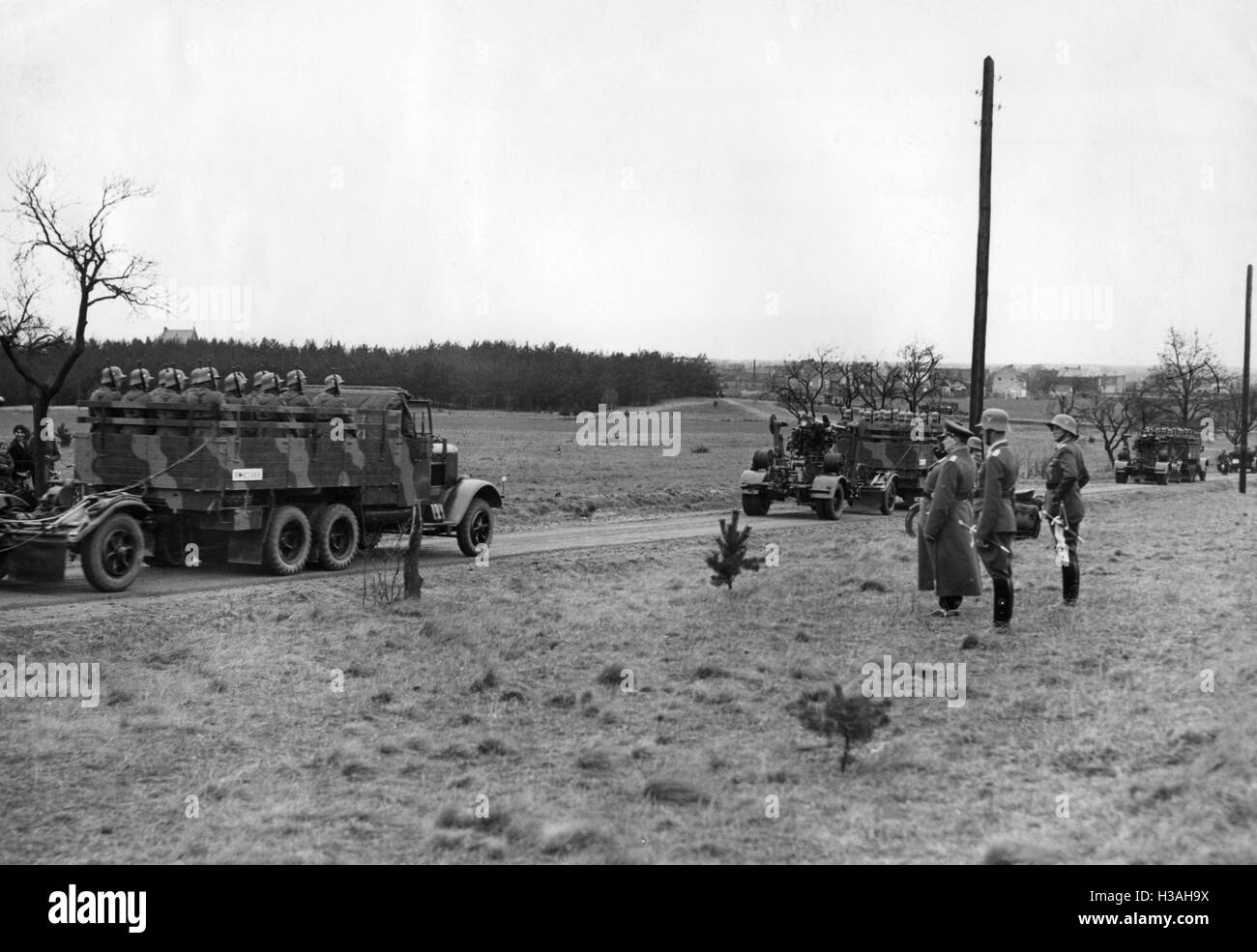 Manœuvre de l'artillerie anti-aérienne sous la supervision d'Hermann Goering Banque D'Images