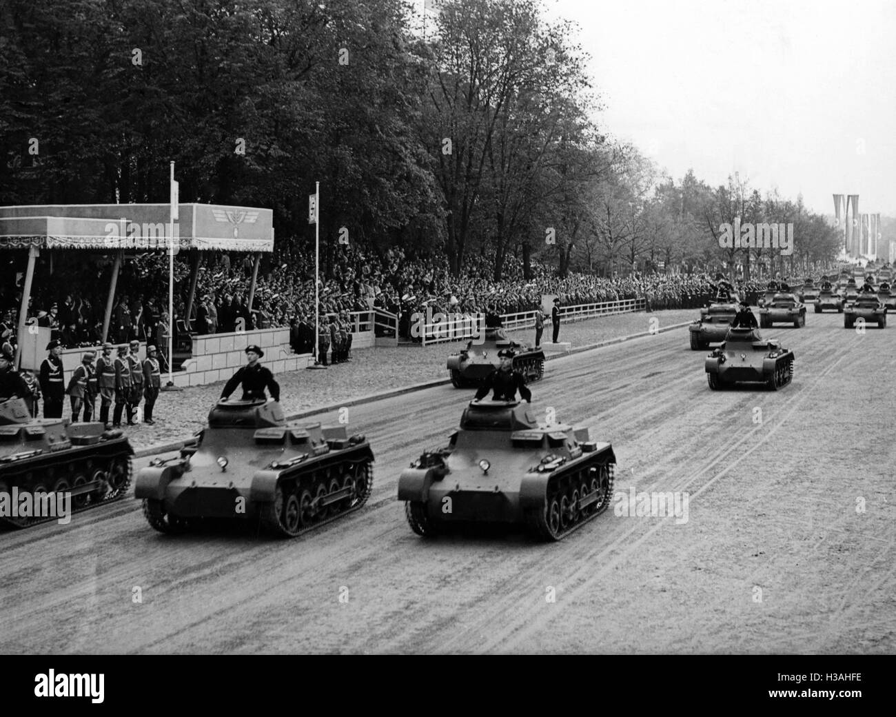 Régiment de blindés de la Wehrmacht au cours d'un défilé militaire à Berlin, 1938 Banque D'Images