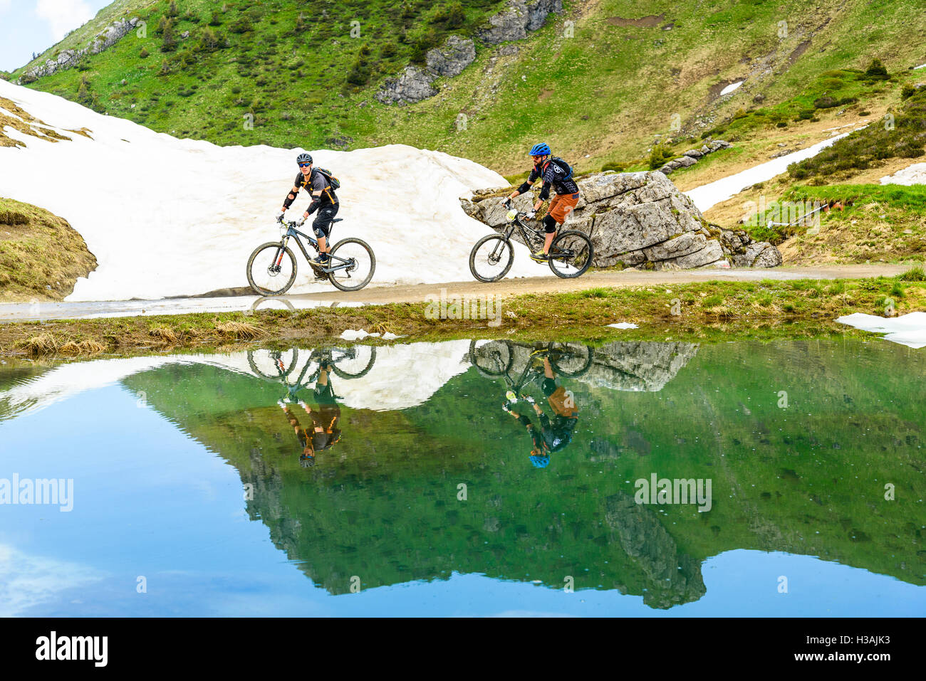 Coureur participant à Pass'Portes du Soleil MTB 2016 un événement de vélo de montagne à travers la frontière franco-suisse Banque D'Images