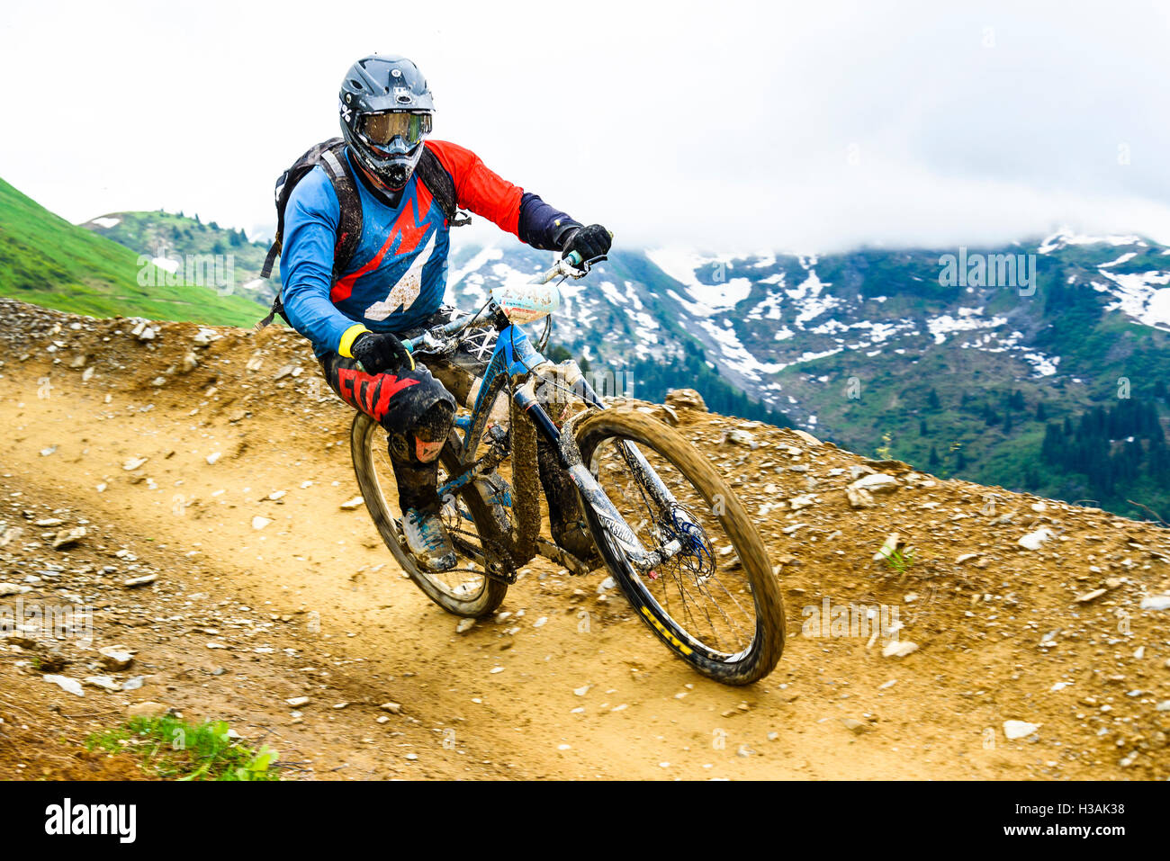 Rider sur piste pendant une berme Pass'Portes du Soleil MTB 2016 un événement de vélo de montagne à travers la frontière franco-suisse Banque D'Images