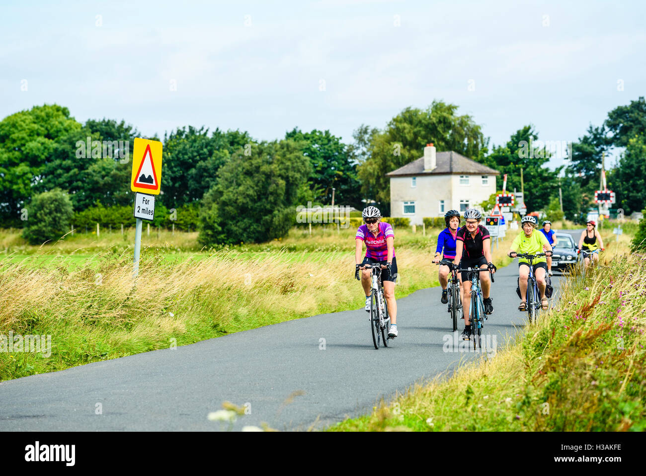 Groupe de femmes cyclistes sur lane près de la piscine hé dans West Lancashire England UK Banque D'Images Groupe de femmes cyclistes sur lane près de la piscine hé dans West Lancashire England UK Banque D'Images