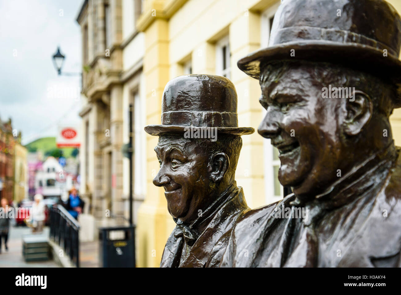 Statue de Laurel et Hardy dans Ulverston Cumbria en Angleterre, où Stan Laurel est né Banque D'Images