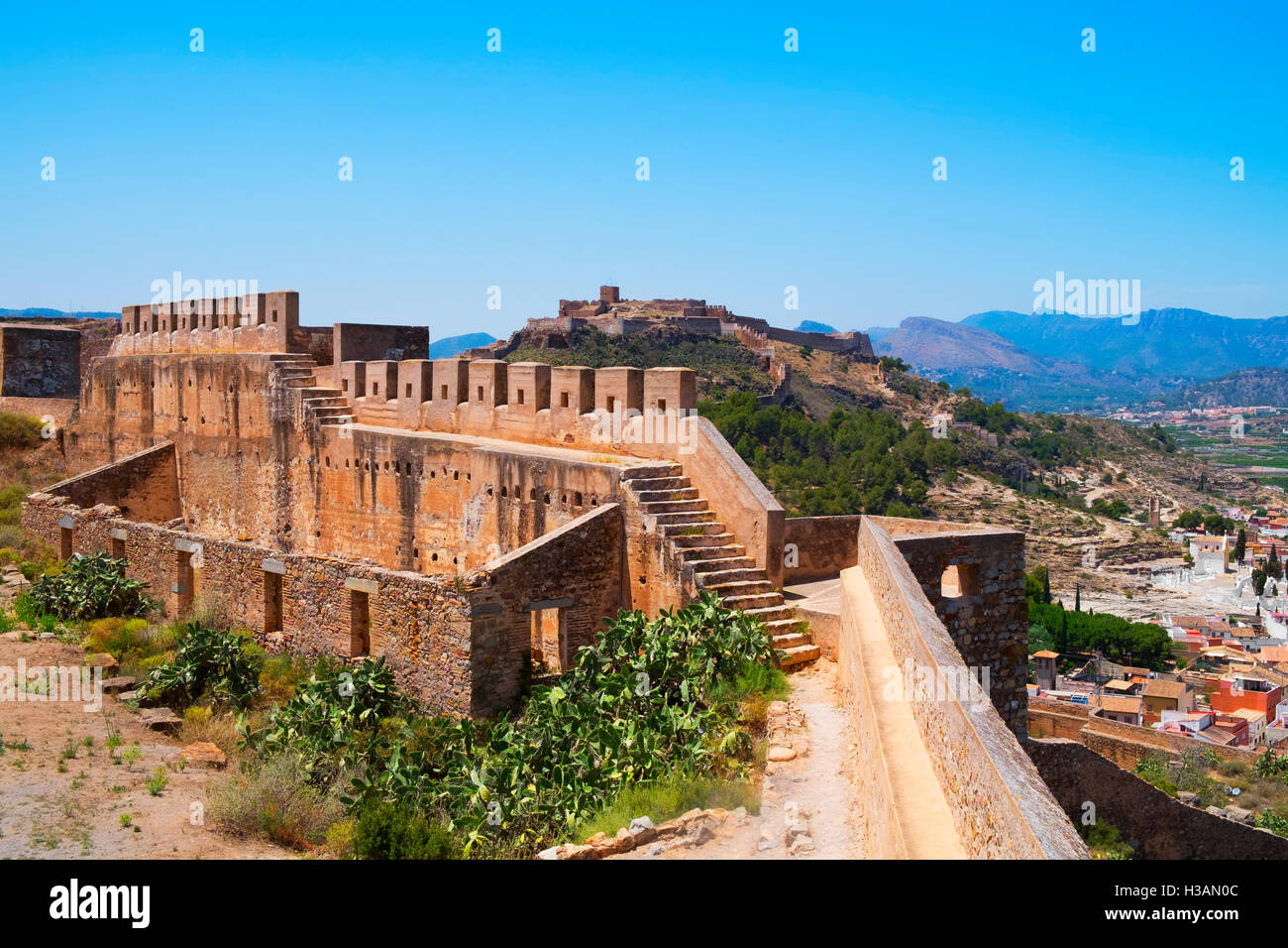 Une vue de l'ancienne Cité Romaine et Mauresque, vestiges de la Citadelle de Sagunto, Espagne, dans le haut d'une colline Banque D'Images