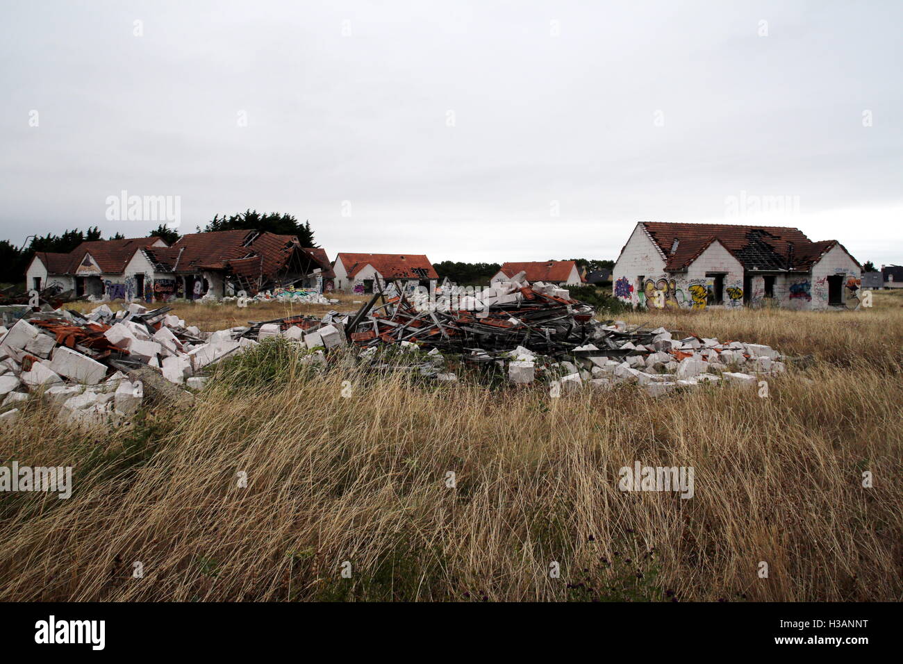 La ville balnéaire de Normandie ghost Pirou-Plage, construit dans les années 90 et où personne n'a jamais vécu. Banque D'Images