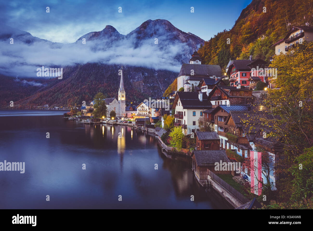 Carte postale panoramique vue du célèbre village au bord du lac de Hallstatt avec Hallstatter Lake dans les Alpes en automne, Salzkammergut, Autriche Banque D'Images