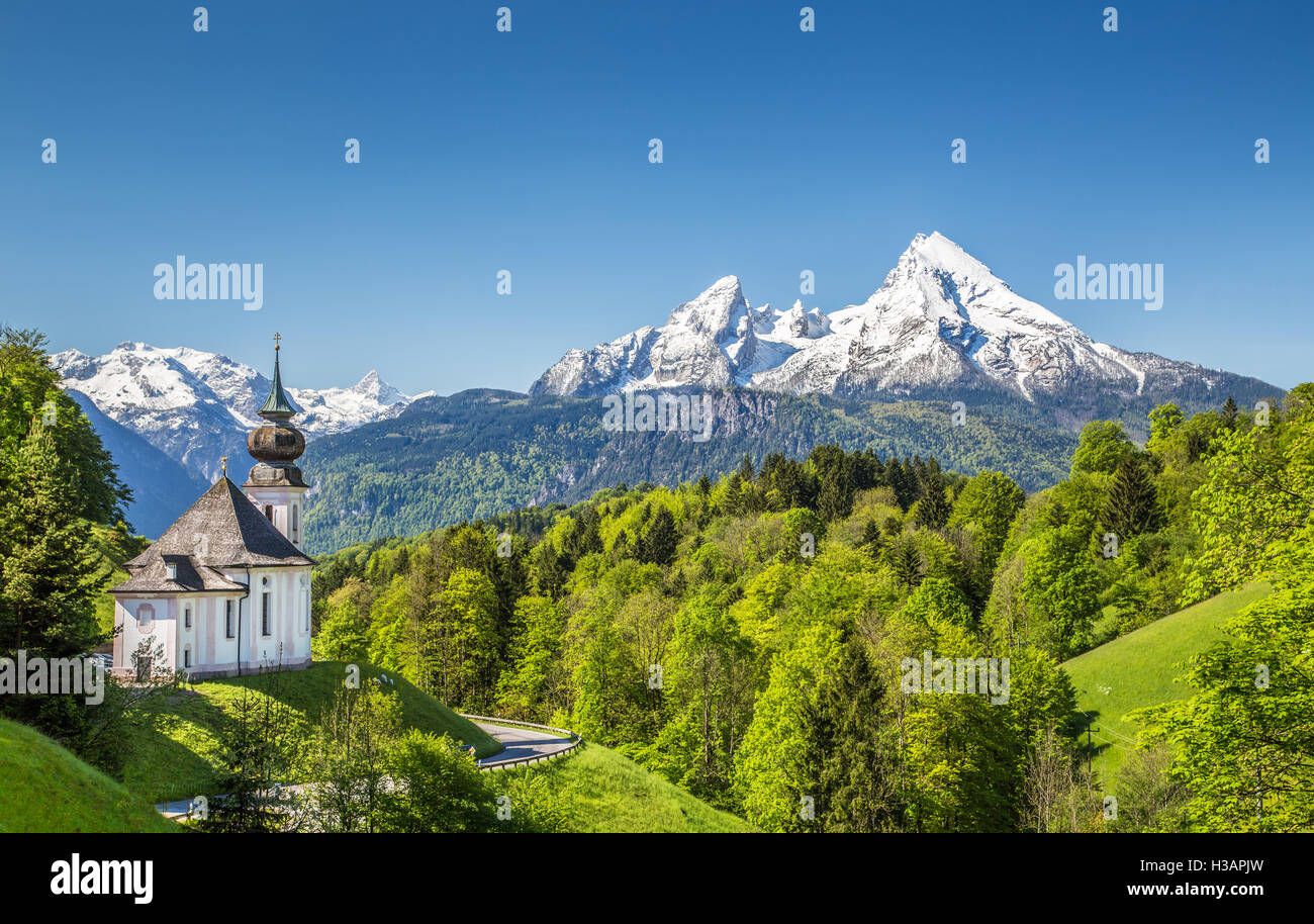Paysage de montagne idyllique dans les Alpes avec l'église de pèlerinage Maria Gern et la montagne Watzmann au printemps, Bavière, Allemagne Banque D'Images