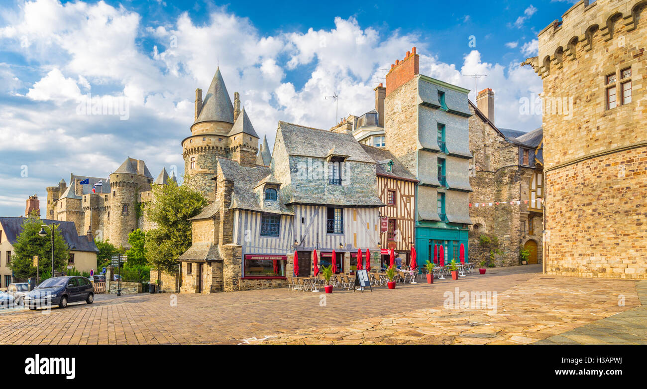 Belle vue sur la ville médiévale de Vitré avec le célèbre château de Vitré à Place Saint-Yves, Ille-et-Vilaine, Bretagne, France Banque D'Images