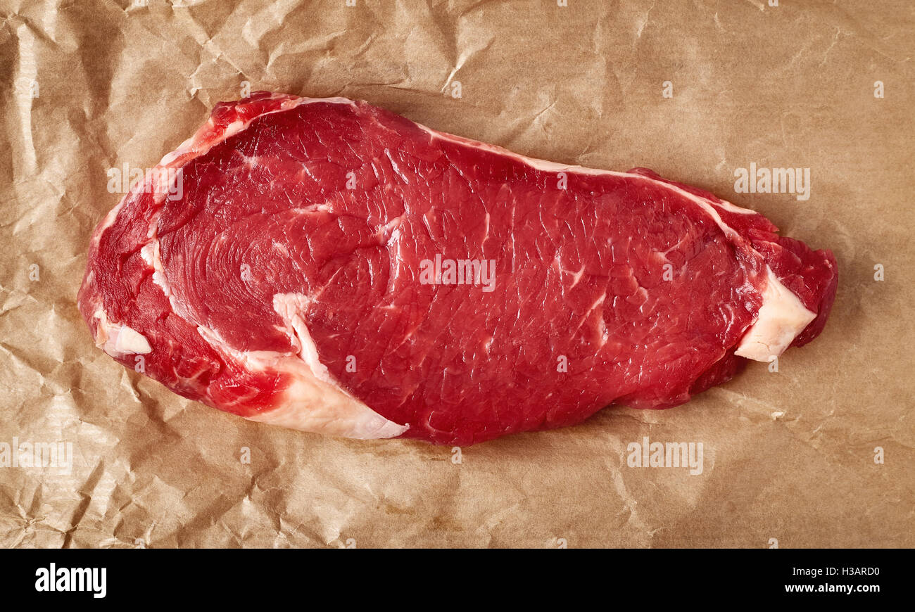Steak de boeuf sur le recyclage du papier, vue d'en haut Banque D'Images