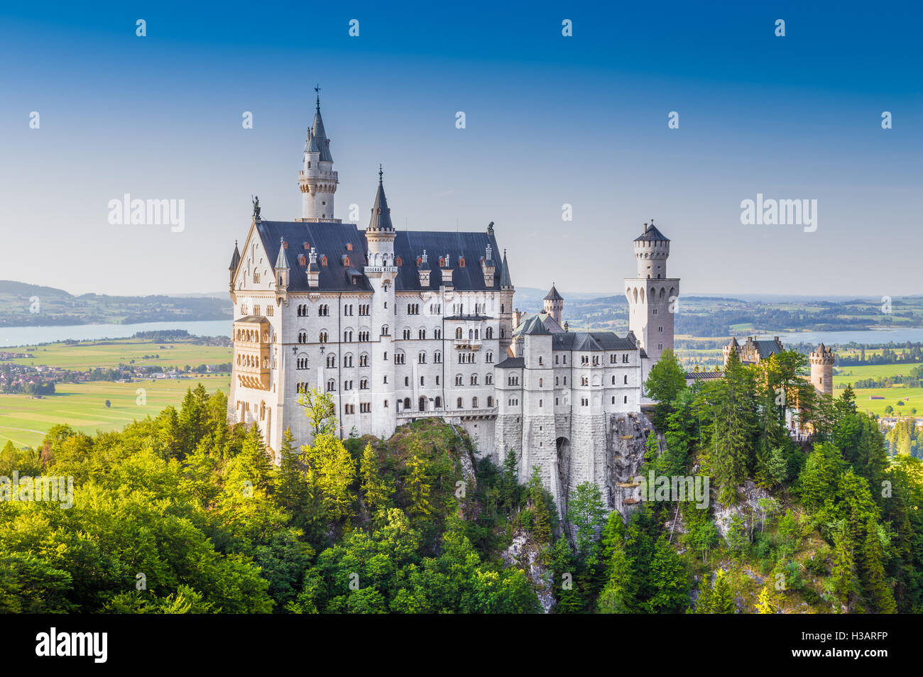 La vue classique du célèbre château de Neuschwanstein, l'un des châteaux les plus visités d'Europe, au coucher du soleil, Bavière, Allemagne Banque D'Images