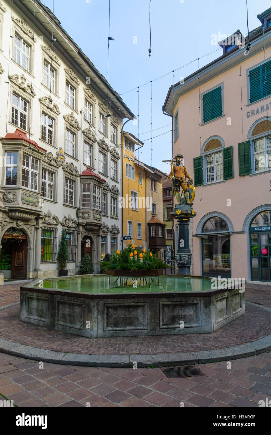 SCHAFFHAUSEN, SUISSE - Le 26 décembre 2015 : la fontaine de Guillaume Tell à Schaffhausen, Suisse Banque D'Images