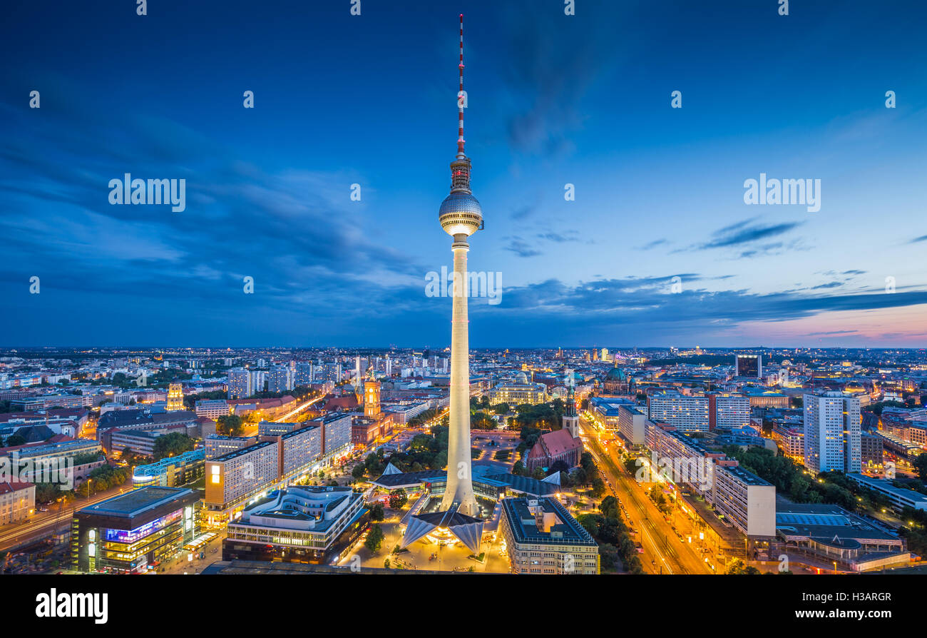 Toits de Berlin avec célèbre tour de télévision de l'Alexanderplatz au crépuscule au crépuscule, Allemagne Banque D'Images