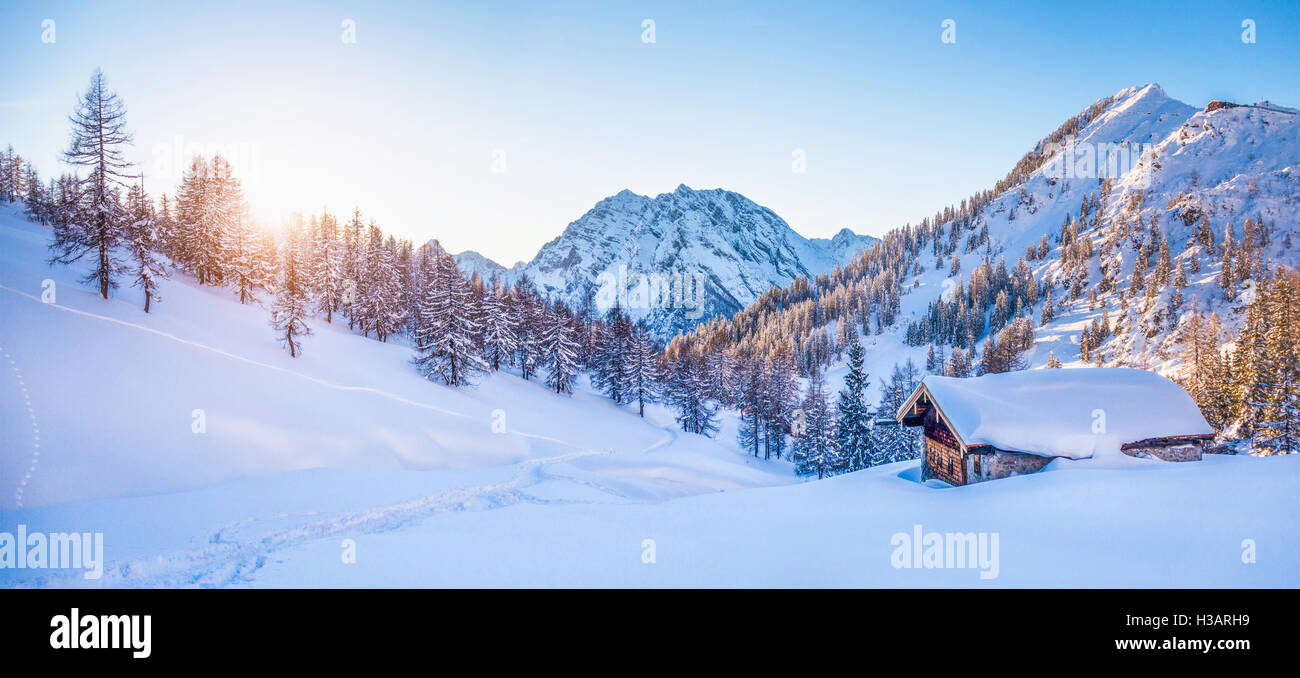 Vue panoramique de beaux paysages de montagne Hiver Chalet de montagne traditionnel avec l'arrière-plan dans les Alpes en lumière du soir d'or Banque D'Images