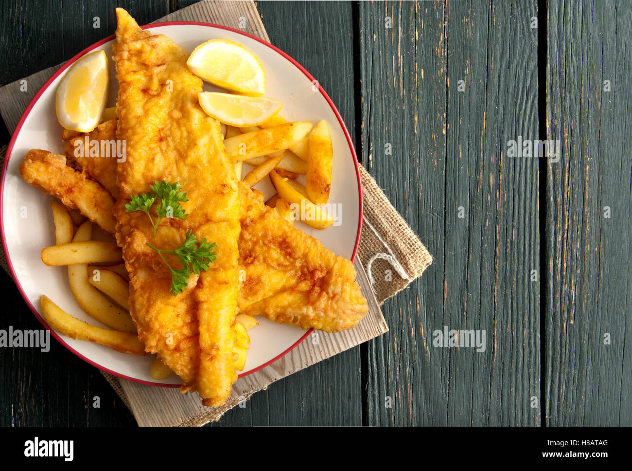 Close up of battered poisson sur une assiette avec des frites Banque D'Images