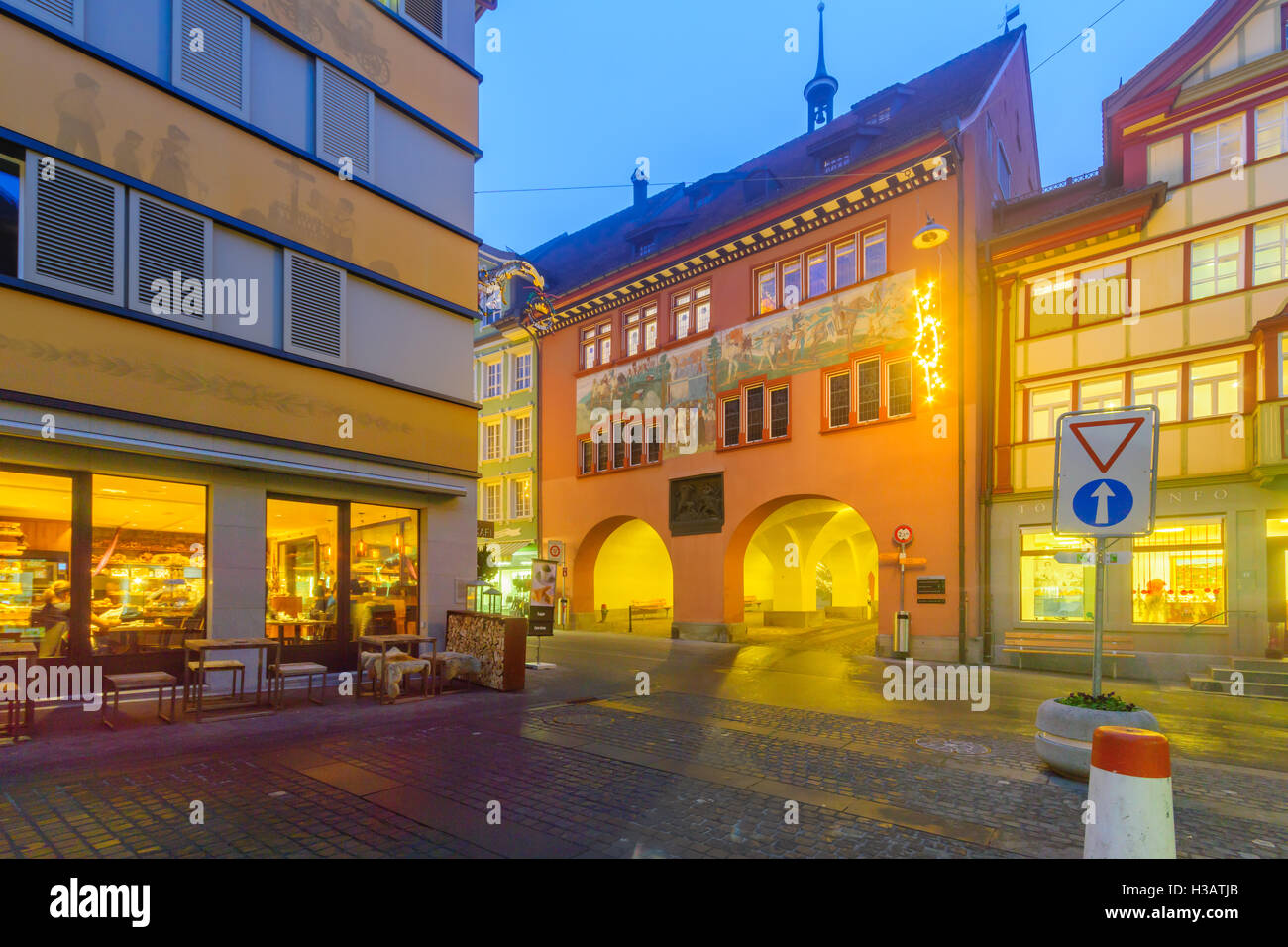 Zürich, Suisse - 30 décembre 2015 : soirée scène avec des maisons peintes, les décorations de Noël,à Appenzell, Suisse Banque D'Images