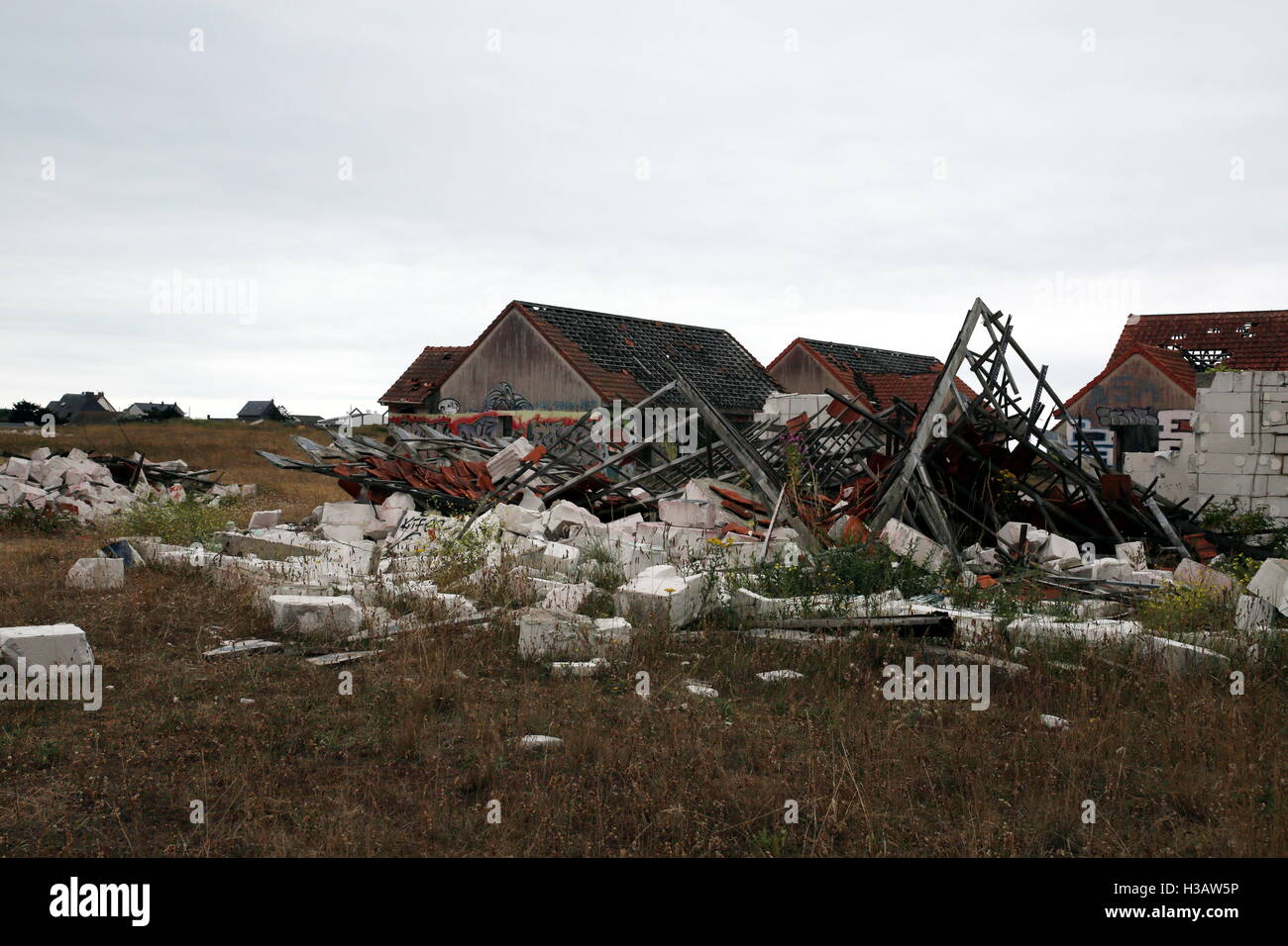 La ville balnéaire de Normandie ghost Pirou-Plage, construit dans les années 90 et où personne n'a jamais vécu. Banque D'Images