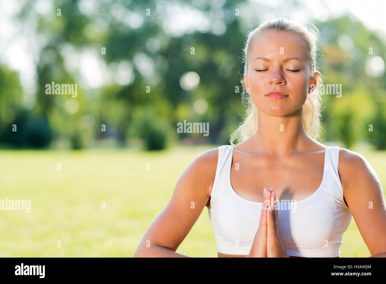 Woman doing yoga dans le parc Banque D'Images