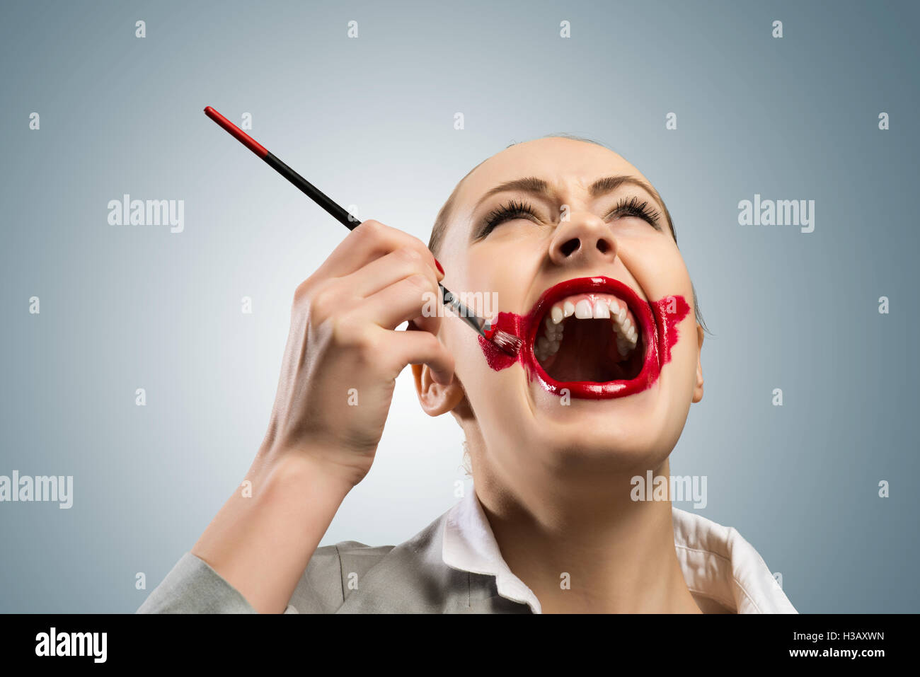 Jeune femme avec la bouche rouge vif Banque D'Images