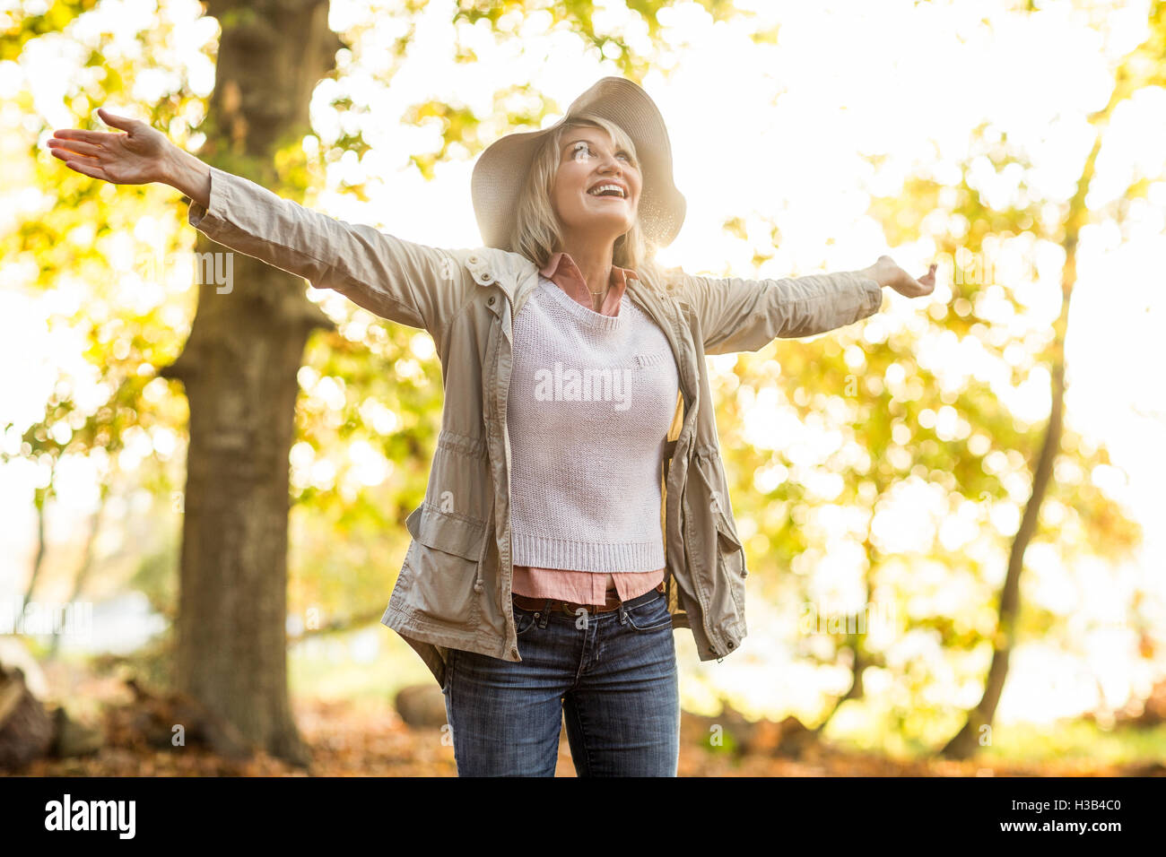 Young woman with arms outstretched Banque D'Images