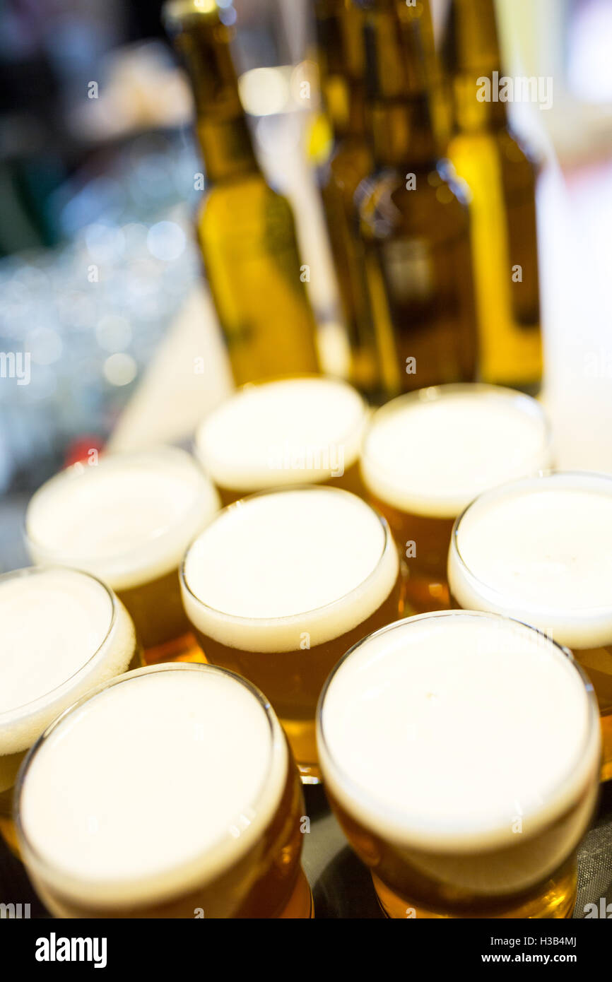 Verres et bouteilles de bière sur le comptoir du bar Banque D'Images