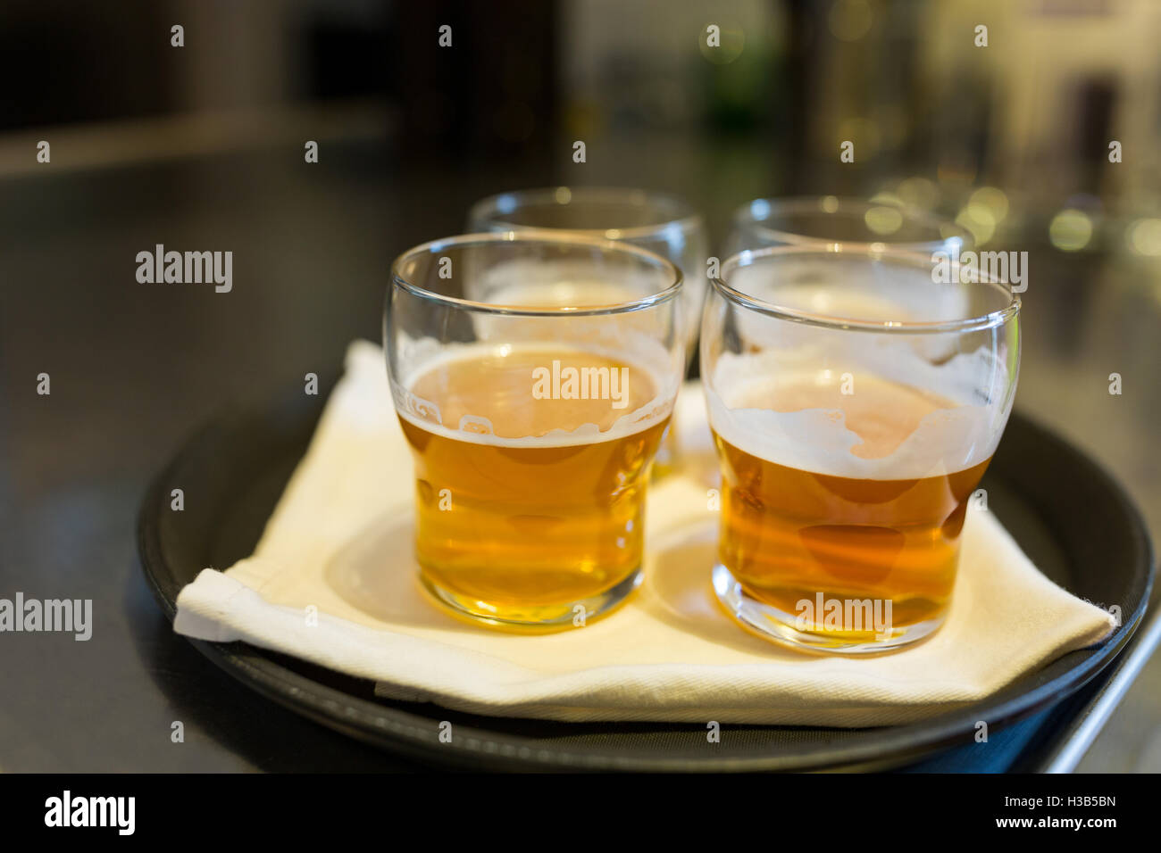 Quatre verres de bière servir sur le bac au comptoir du bar Banque D'Images
