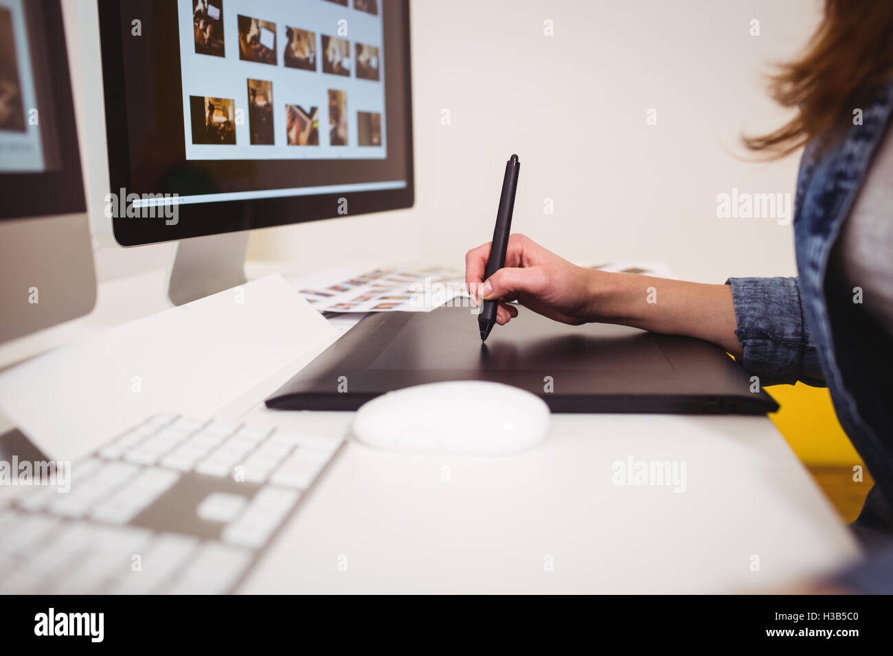 Portrait photo editor en utilisant tablette graphique Banque D'Images