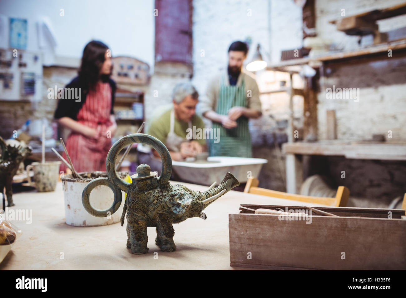 Sculpture d'éléphant sur la table avec des artistes travaillant Banque D'Images