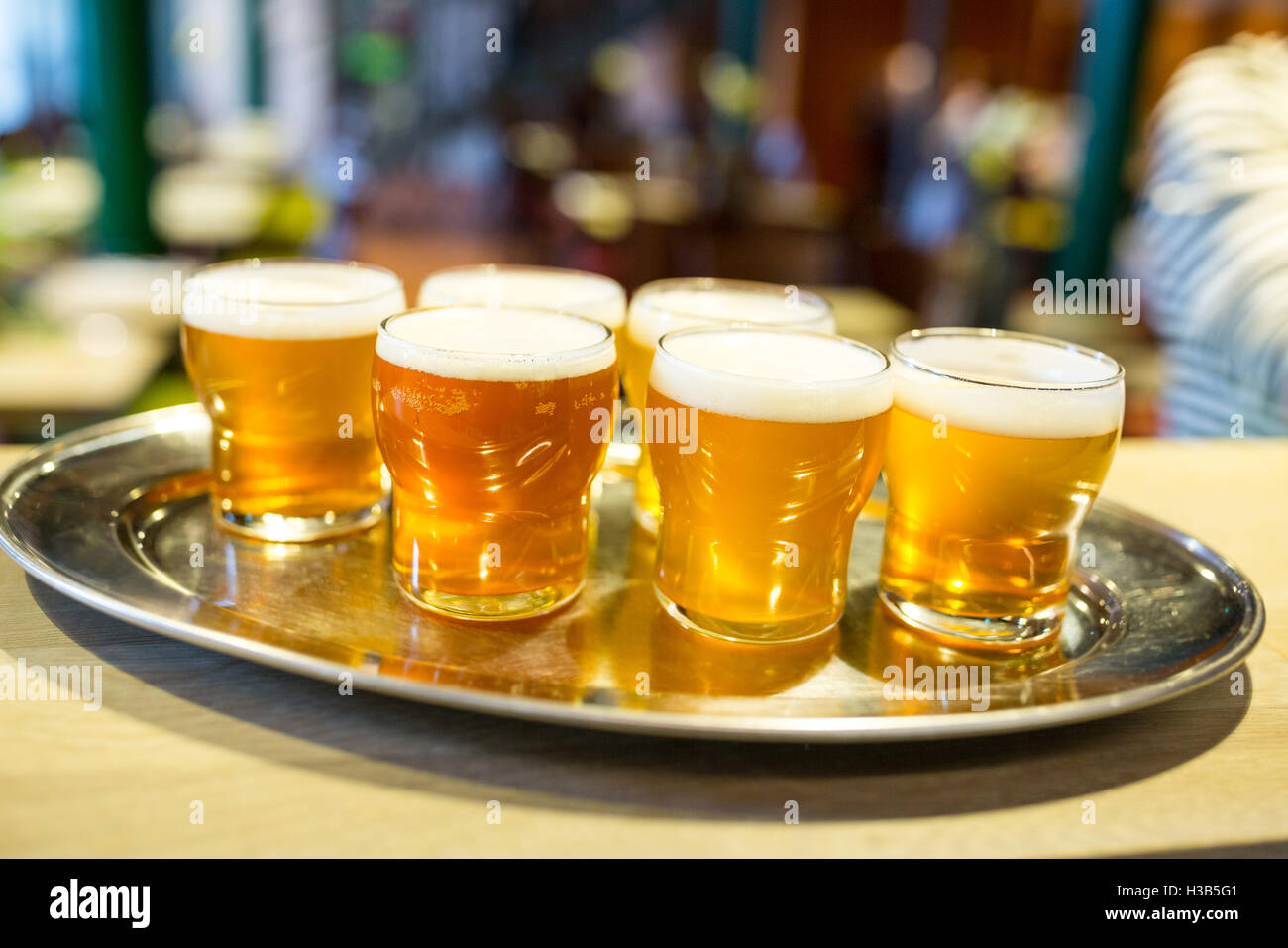 Close-up de verres disposés dans un bac sur le comptoir Banque D'Images
