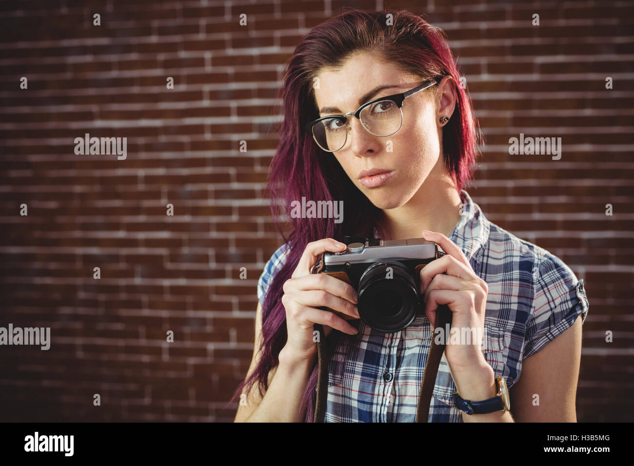 Woman holding a camera Banque D'Images