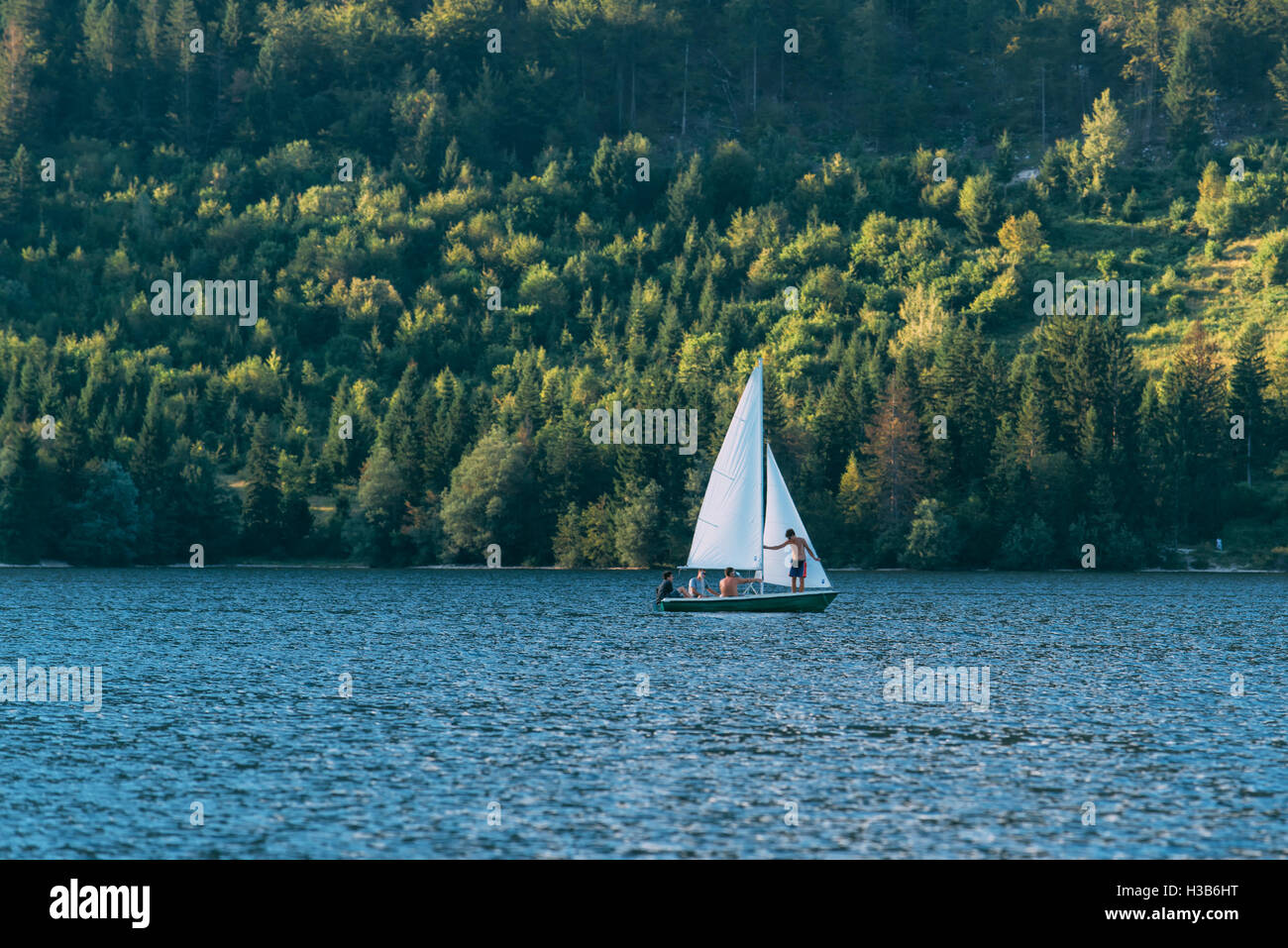 La Slovénie, RIBCEV LAZ - 24 août 2016 : les hommes non identifiables à voile lac de Bohinj, situé dans le parc national de Triglav, f Banque D'Images