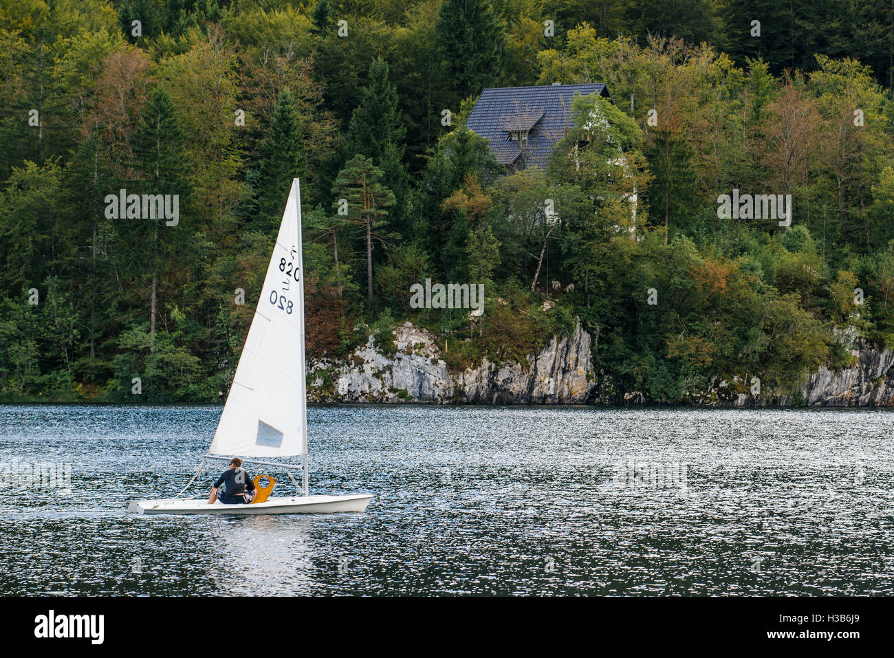 La Slovénie, RIBCEV LAZ - août 22, 2016 : l'homme non identifiables à voile lac de Bohinj, situé dans le parc national de Triglav, f Banque D'Images