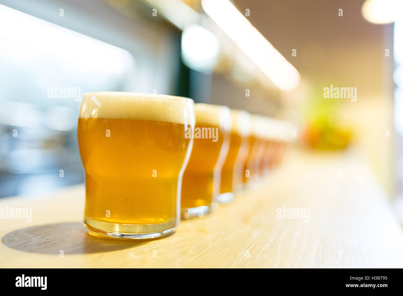 Servir de verres à bière sur le bac au comptoir du bar Banque D'Images