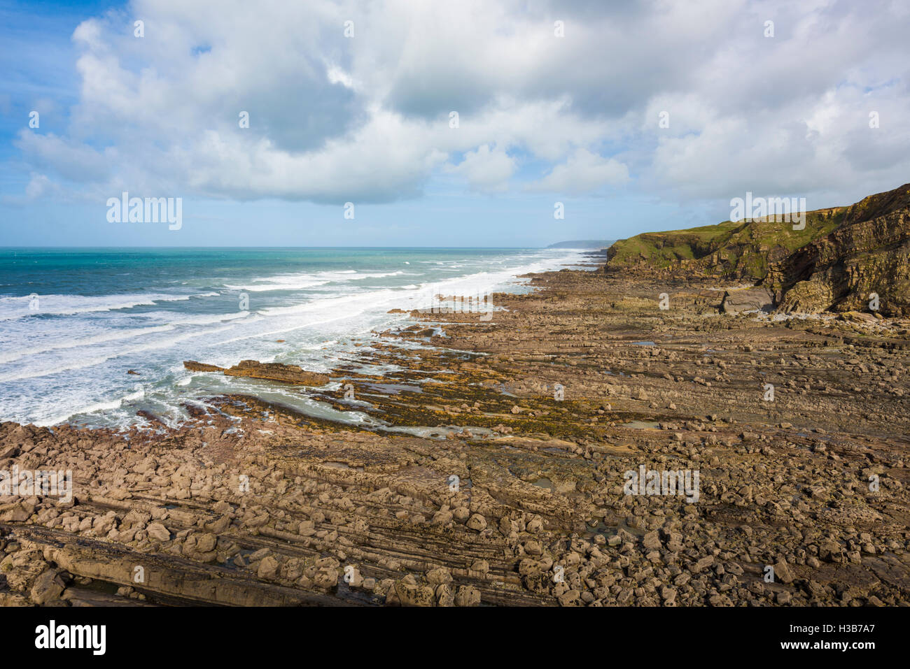 Vue de Lower Longbeak vers Higher Longbeak sur la côte nord de Cornwall à Widemouth Bay. Angleterre. Banque D'Images
