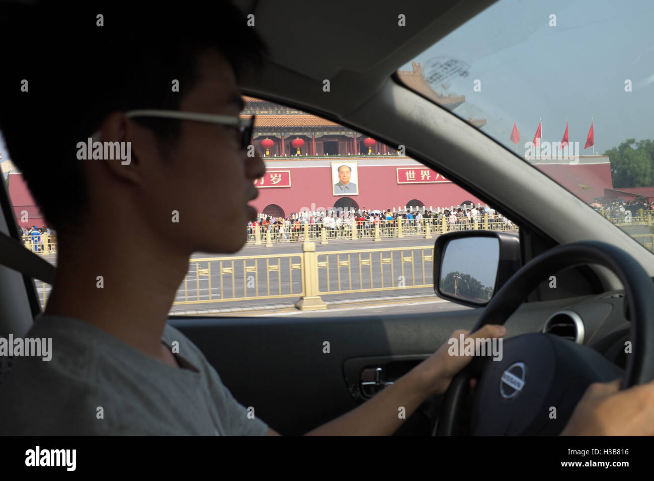Un nouveau permis de conduire passé porte Tiananmen à Beijing, Chine. 03-Oct-2016 Banque D'Images