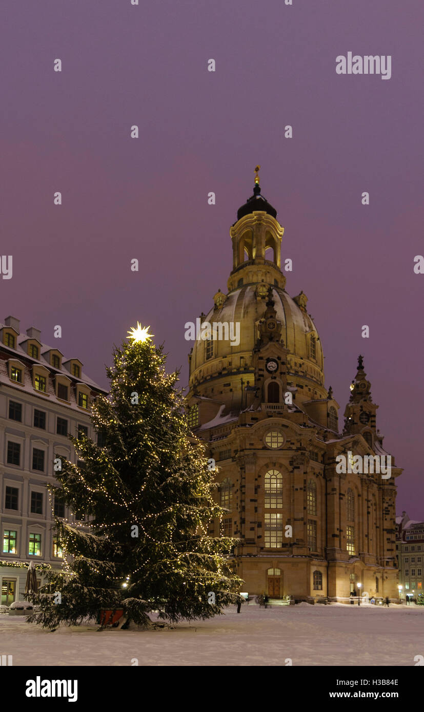 La place Neumarkt Dresden : et l'église Frauenkirche dans la neige à Noël, , Sachsen, Saxe, Allemagne Banque D'Images