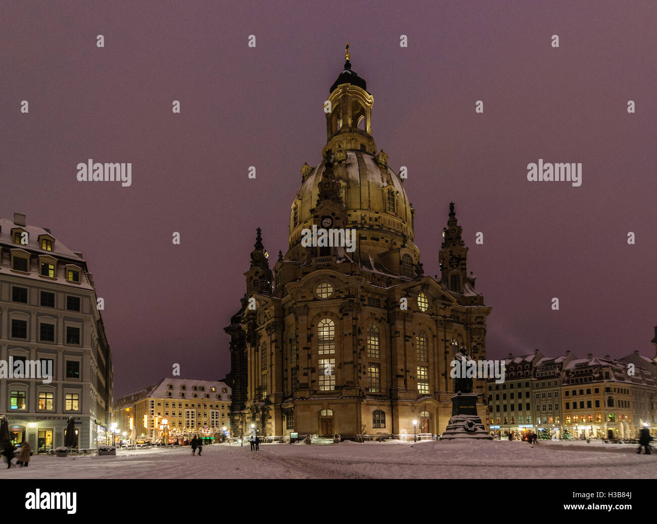 La place Neumarkt Dresden : et l'église Frauenkirche dans la neige à Noël, , Sachsen, Saxe, Allemagne Banque D'Images