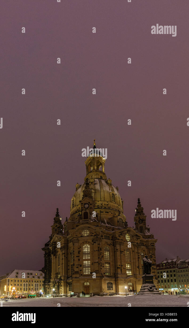 La place Neumarkt Dresden : et l'église Frauenkirche dans la neige à Noël, , Sachsen, Saxe, Allemagne Banque D'Images