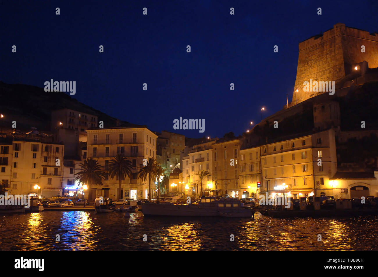 Promenade au port de Bonifacio, le détroit de Bonifacio, Corse, France, Europe Banque D'Images