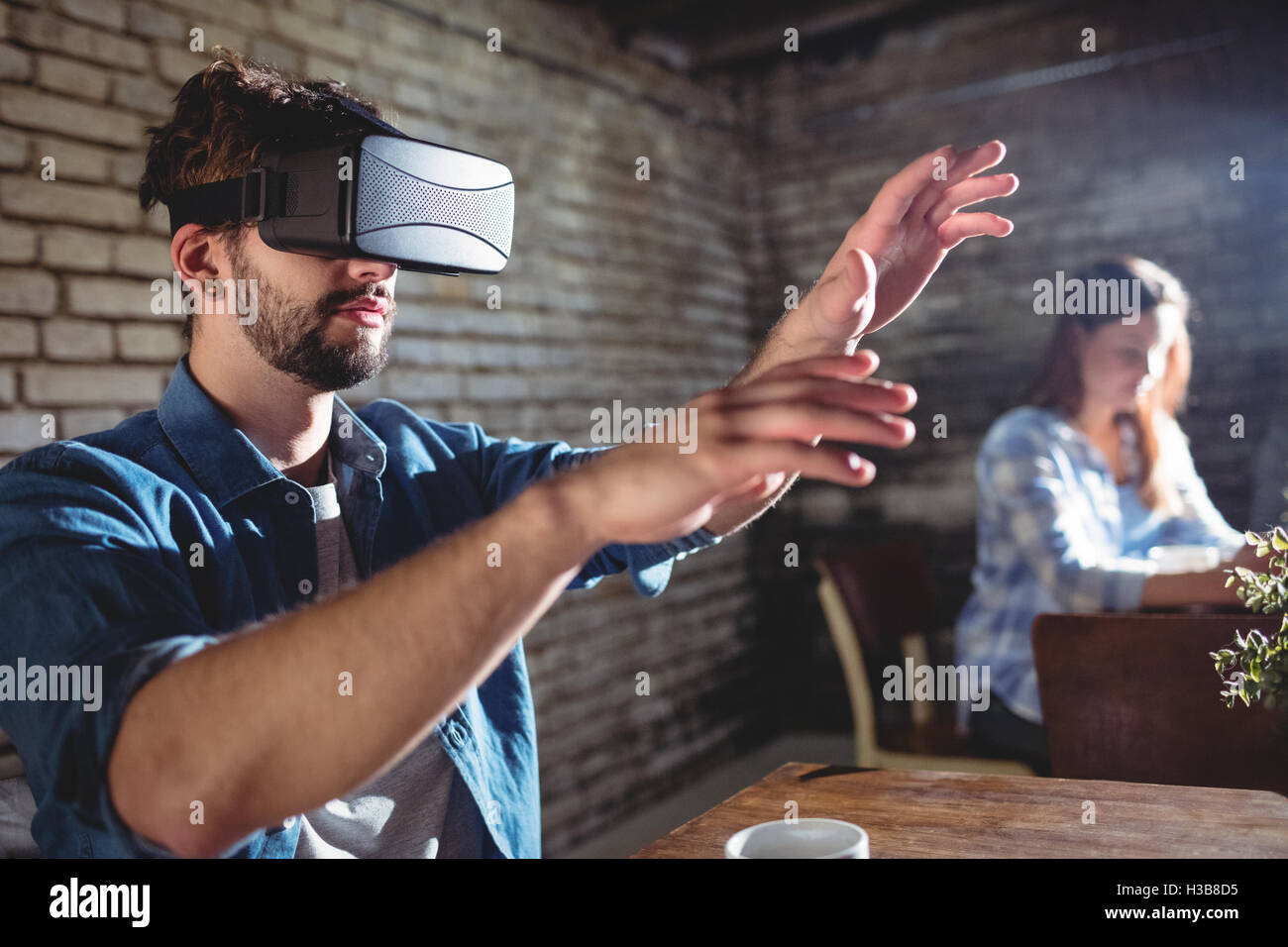 Man enjoying casque virtuel du coffee shop Banque D'Images