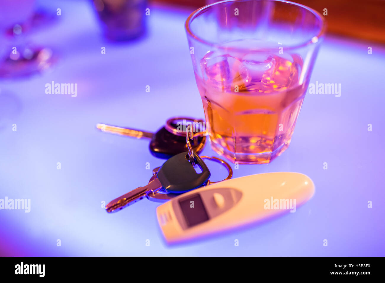 Verre d'alcool avec des clés de voiture sur la lutte contre Banque D'Images