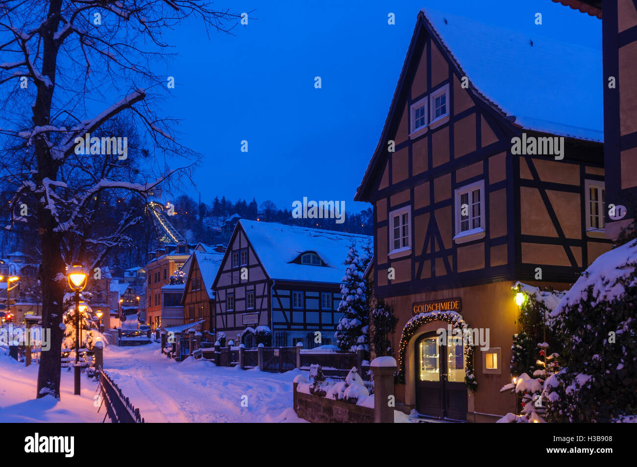 Dresde : maisons à colombages de Loschwitz dans la neige , regardez à monorail, , Sachsen, Saxe, Allemagne Banque D'Images