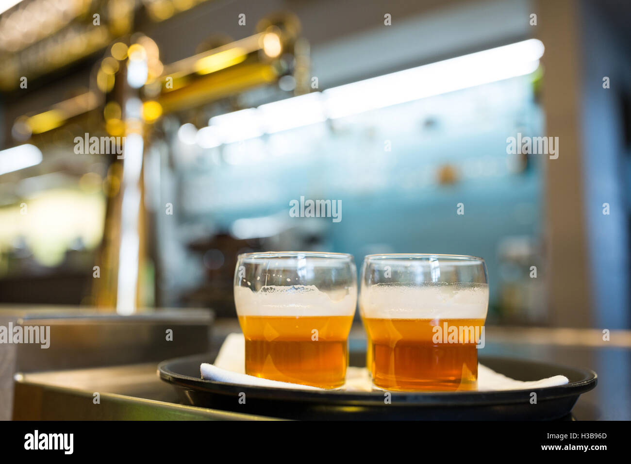 Quatre verres de bière servir sur le bac au comptoir du bar Banque D'Images