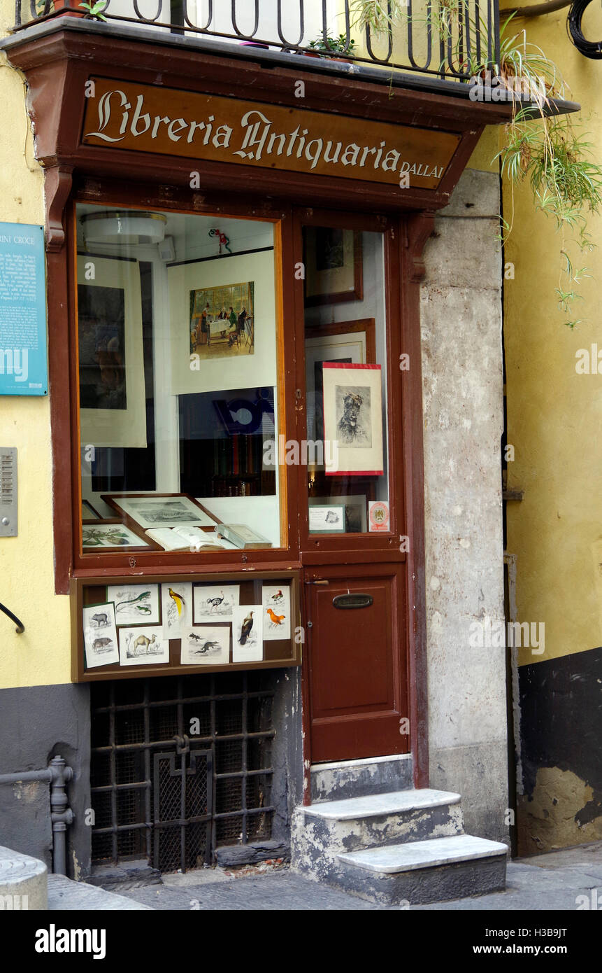Gênes, Italie, petite librairie de livres anciens, Banque D'Images