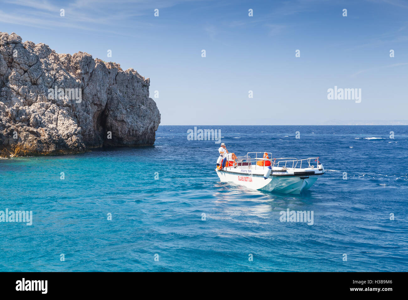 Zakynthos, Grèce - 20 août 2016 : Blanc plaisir bateau avec skipper flottant sur l'eau de mer en journée d'été Banque D'Images