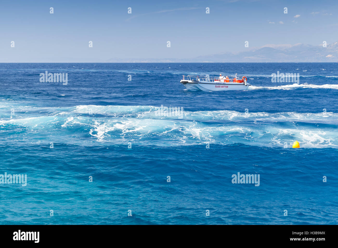 Zakynthos, Grèce - 20 août 2016 : bateau de plaisance blanc va sur l'eau de mer en été 24 Banque D'Images