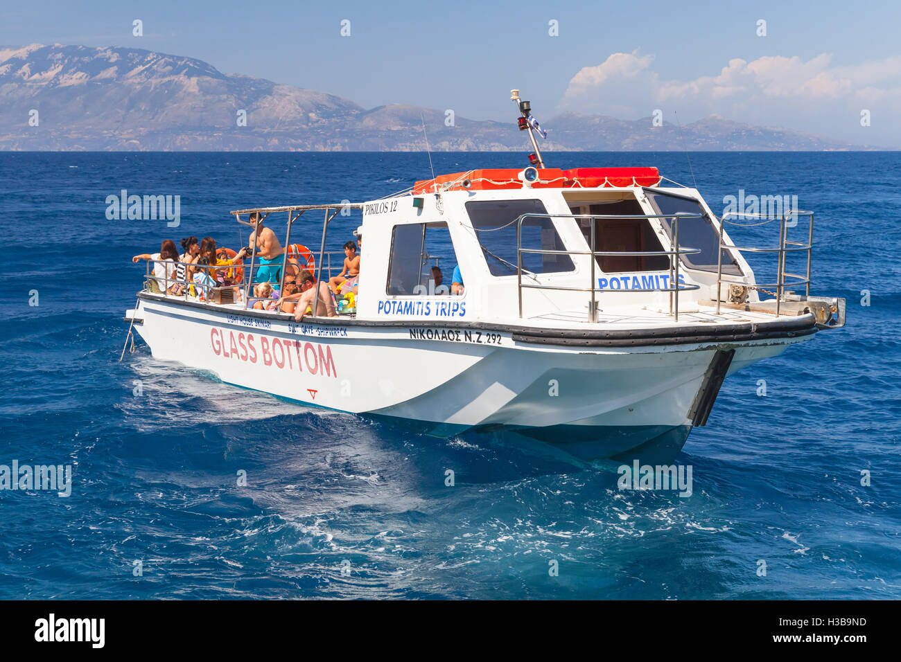 Zakynthos, Grèce - 20 août 2016 : bateau de plaisance blanc avec des touristes va sur l'eau de mer en été 24 Banque D'Images