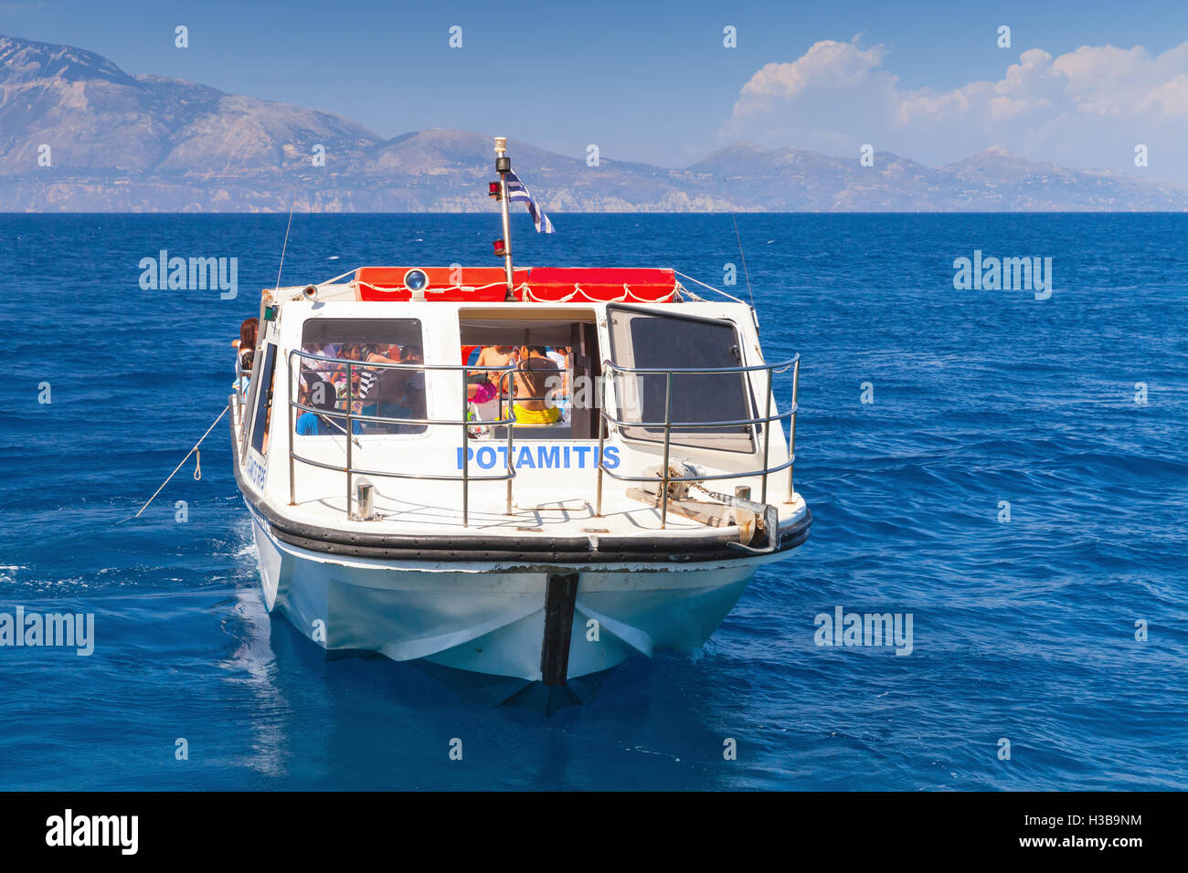 Zakynthos, Grèce - Août 20, 2016 : Petite embarcation de touristes va sur l'eau de mer en été, vue avant Banque D'Images